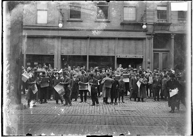 outside the Chicago Daily News building early 1900s